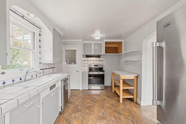 Building Photo - Amazing vintage 2-bdrm/2-bath Cully home—Giant garden, detached art studio, great location