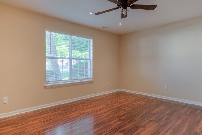 Building Photo - 846 Patrick Henry Dr