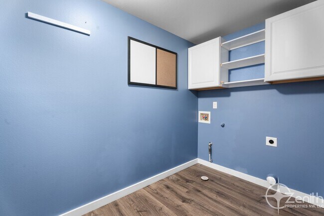 Building Photo - HALF OFF 2ND MONTHS RENT! Fully Updated 4 ...