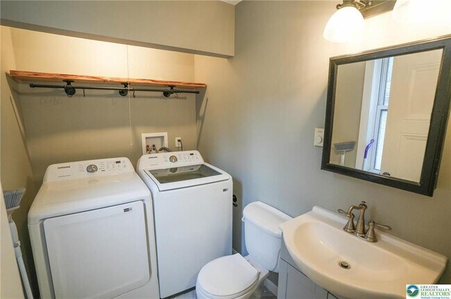 Building Photo - 628 Coal St