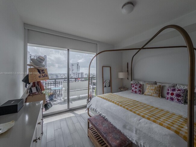 Building Photo - 999 SW 1st Ave