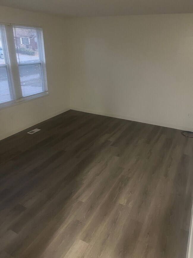 Building Photo - Available Now-4BR/2BA SINGLE FAMILY HOME