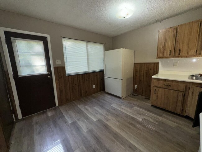 Building Photo - Lovely 2 Bedroom / 1 Bath for Rent - Section 8 Welcome