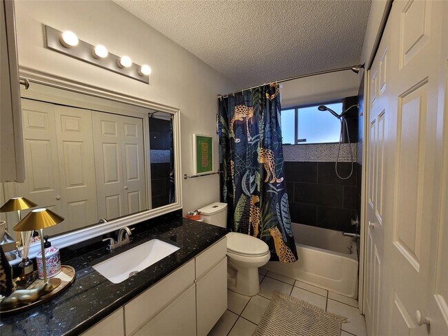 Building Photo - 1015 E Yager Ln