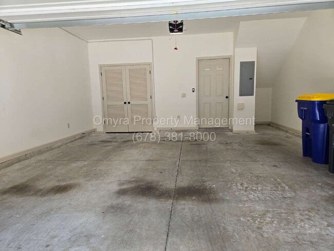 Building Photo - Gorgeous Townhouse near Ansley Mall!
