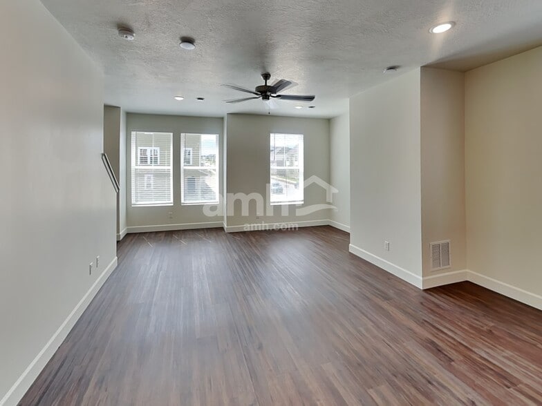 Building Photo - 11023 S Blue Bayou Dr