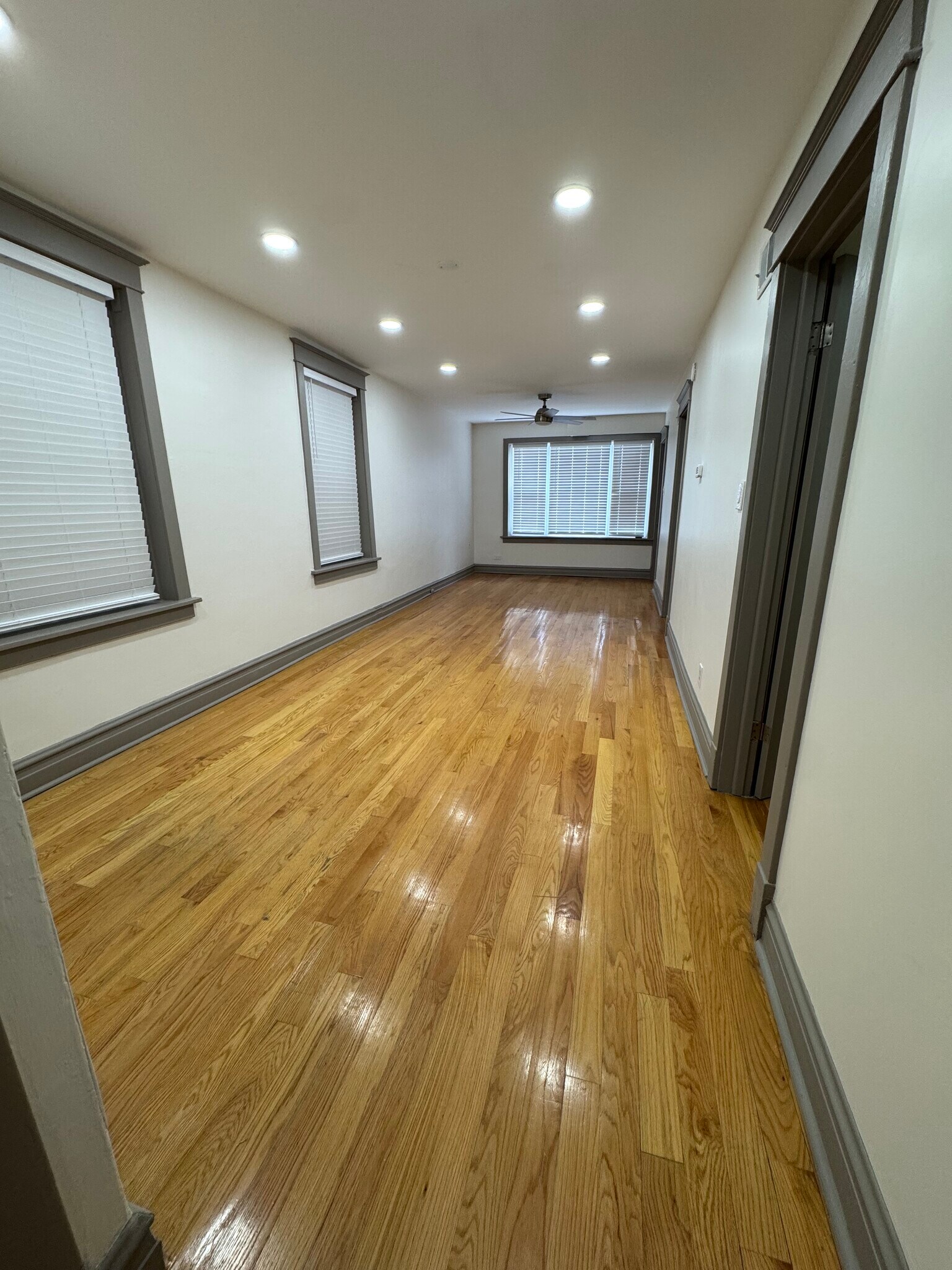 Building Photo - 1809 N Hermitage Ave