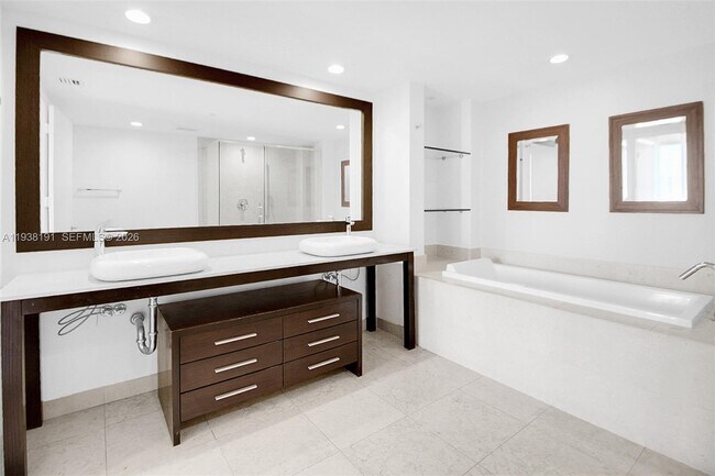 Building Photo - 495 Brickell Ave