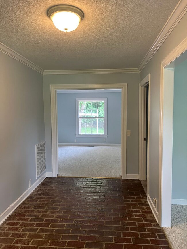 Building Photo - Single Family Home on almost an acre, 4 be...