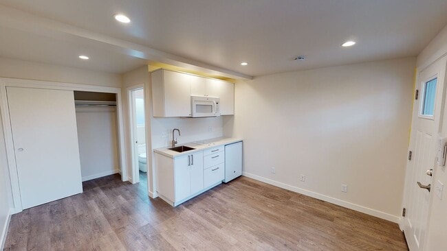 Building Photo - Updated Studio with Private Outdoor Space in Coronado!