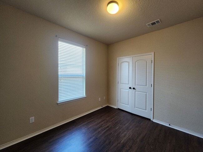 Building Photo - Wood Like Tile Flooring & Vinyl Plank - No Carpet / 1 Story Unit/ Fenced in Yard / Interior Washe...