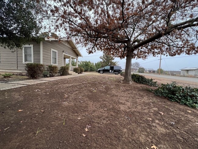 Building Photo - Country Home