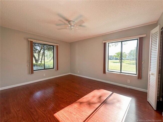 Building Photo - 1965 SW Silver Pine Way