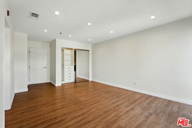 Building Photo - 10336 Wilshire Blvd