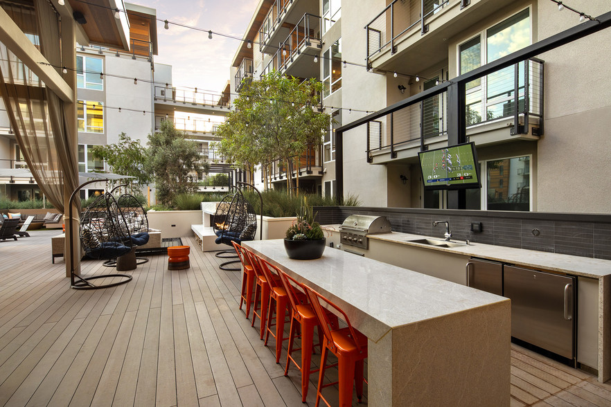 Outdoor Decks with Grills - AMLI Marina Del Rey