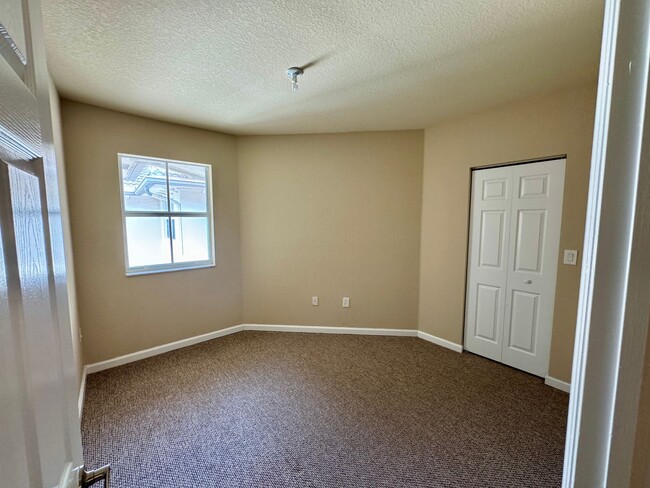 Building Photo - Spacious Two-Floor Apartment in Desirable ...