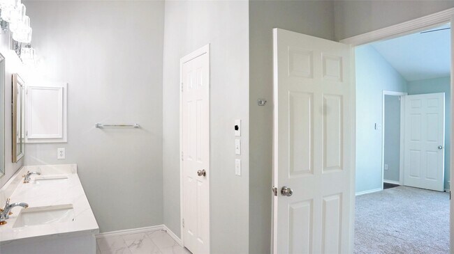 Building Photo - 3915 Summerfield Dr
