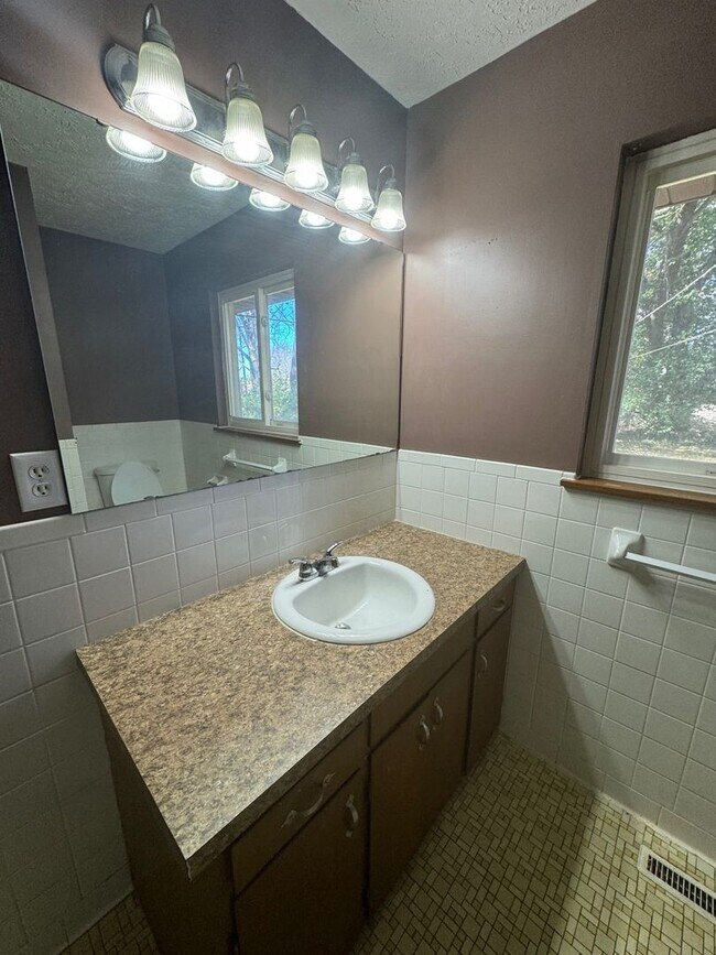 Building Photo - 3 Bed 1 Bath 1 Carport PRE-LEASING