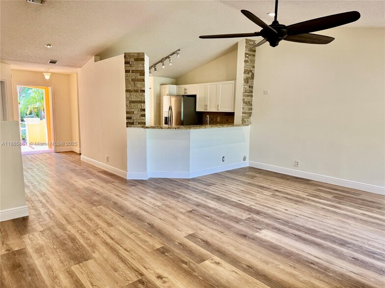 Building Photo - 4272 Pine Ridge Ct