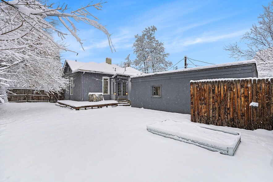 Large fenced backyard - 2122 Hooker St