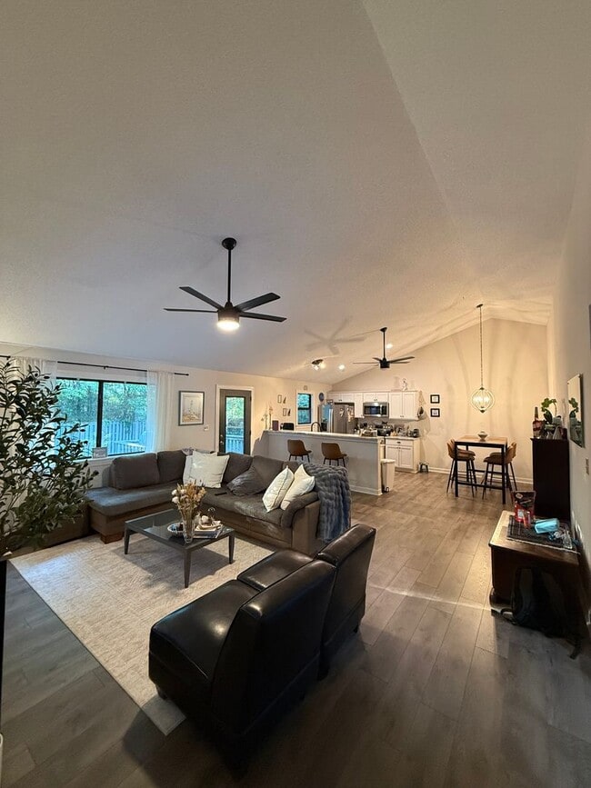 Building Photo - Single Family 3/2