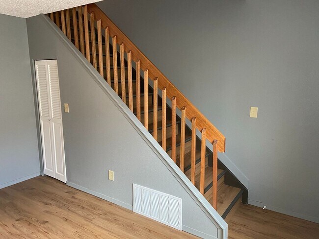 Building Photo - Stunning 2 Bed/2 Bath Townhome near Ft Carson!