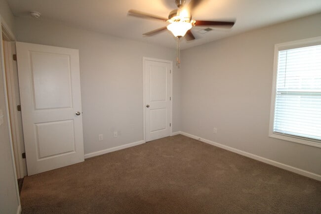 Building Photo - 581 Brushwood Dr