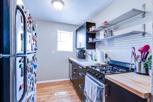 Building Photo - 1022 E Warrington Ave