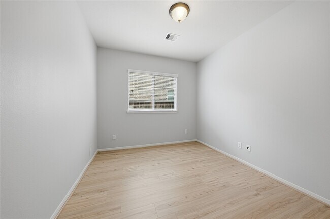 Building Photo - 24039 Via Renata Dr