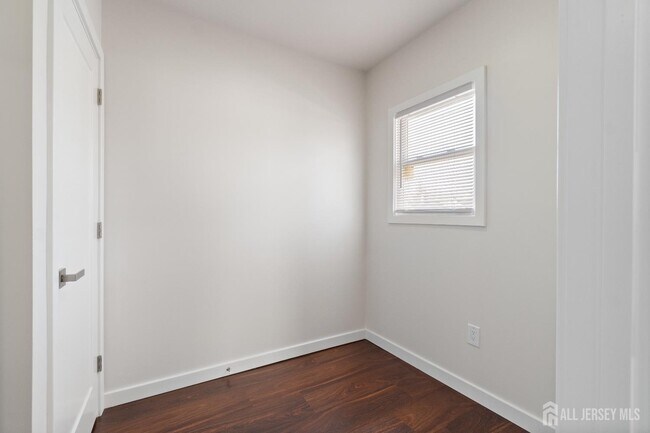 Building Photo - 826 George St