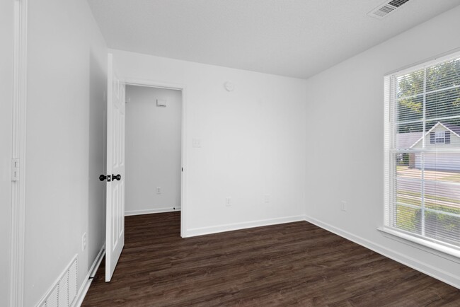 Building Photo - Recently renovated 3 bedroom, 2 bathroom h...