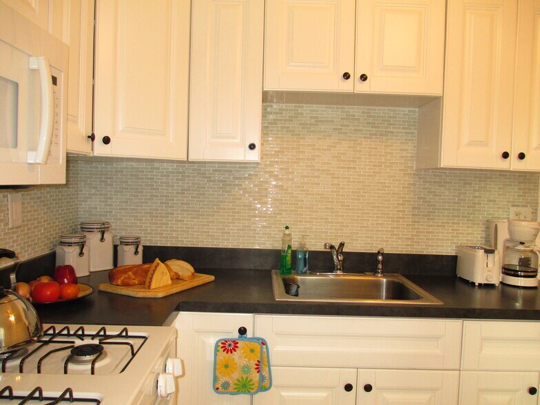 fully equipped kitchen - 855 Pavonia Ave