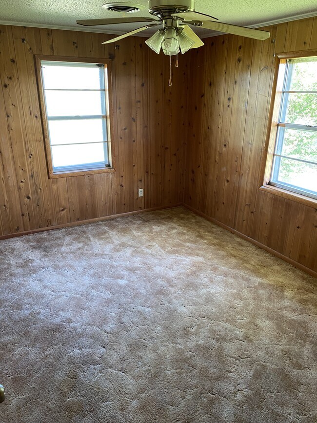 Building Photo - 625 Country Club Rd