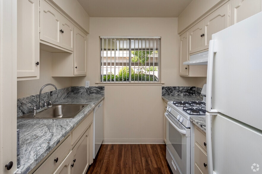 2BR, 1BA - 888SF - Kitchen - Garden East Apartments