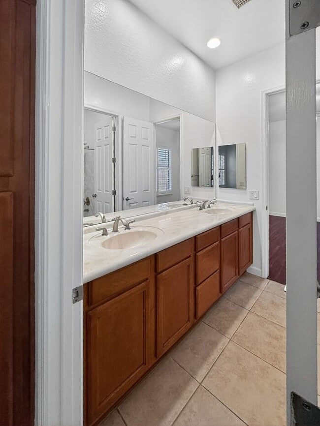 Building Photo - Spacious 3 car garage home at Paseo Trail!