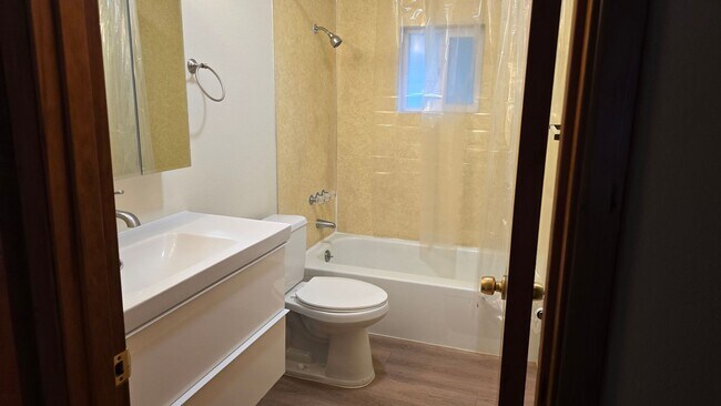 Building Photo - 2 Bedroom