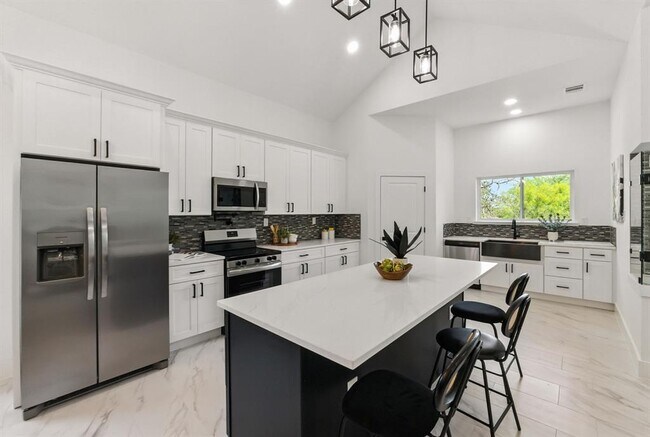 Building Photo - 418 Bedford Dr