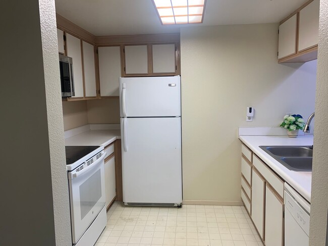 Building Photo - Cozy Condo in 55+ Community