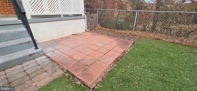 Building Photo - 423 Happy Creek Rd