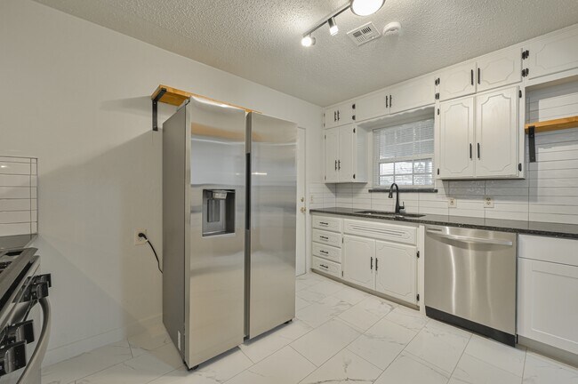 Building Photo - 713 NE 34th Terrace