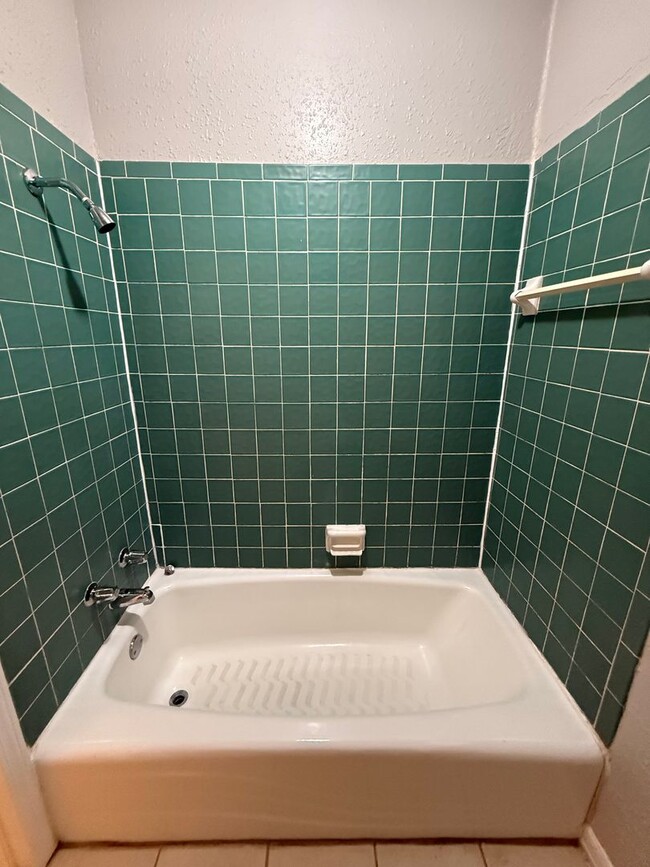 Building Photo - 3 bed, 1 & 1/2 bath home in North Norman