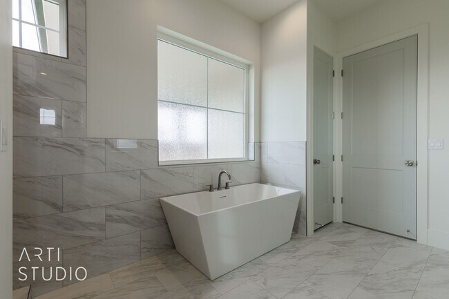 Building Photo - Beautiful Fully Furnished 3 bedroom, 2.5 B...