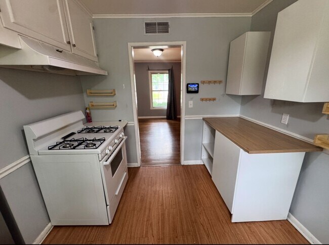 Building Photo - 3 bedroom, 1 bath home in the Hoover Neigh...