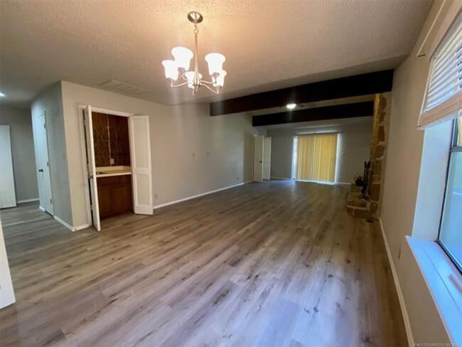 Building Photo - Jenks Schools! This 3 bedroom, 2 bath duplex is located at back of cul-de-sac