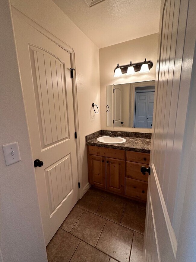 Building Photo - Desirable 2 Bed 1.5 Bath Lincoln Park Townhome