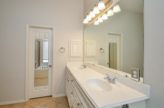 Building Photo - 26006 Palmdale Estate Dr