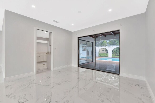 Building Photo - 10251 NW 39th Ct