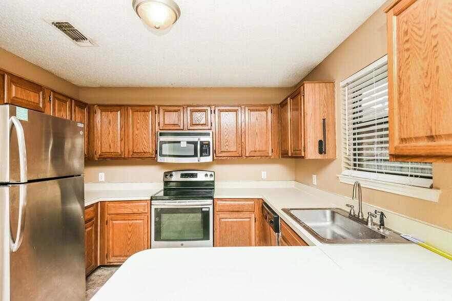 Building Photo - 829 Minuteman Dr