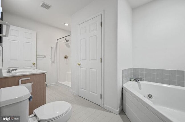 Building Photo - 262 Crescent Dr