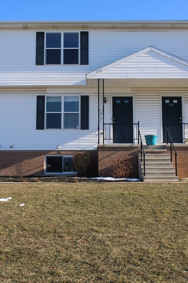 Building Photo - Move-In Ready 2BR Townhouse w/ Central AC & Off-Street Parking